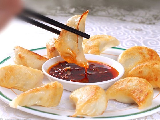 速凍水餃銷(xiāo)售商勾大姐食品教你煎餃怎么做好吃？煎餃和鍋貼有區(qū)別嗎？